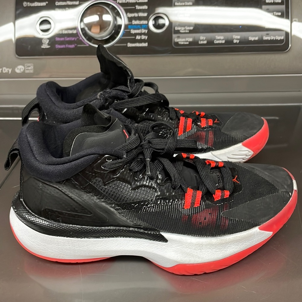 Boys Jordan basketball shoes Wore for 1 basketball season size 5. Good condition